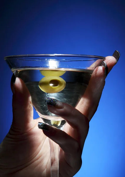 Бокал мартини с оливками внутри — стоковое фото