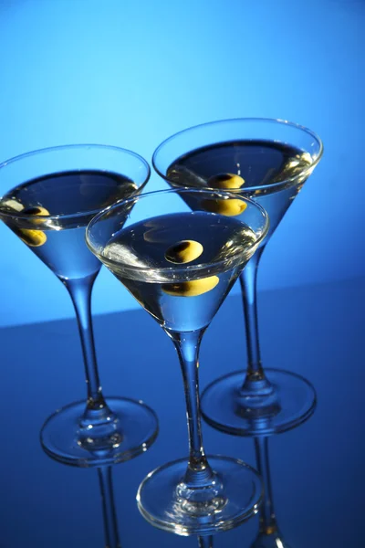 Martiniglas met olijfolie binnen — Stockfoto