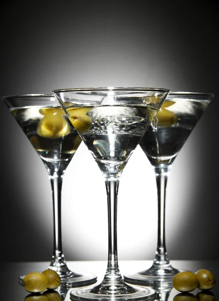 Martiniglas med olivolja inuti Stockbild