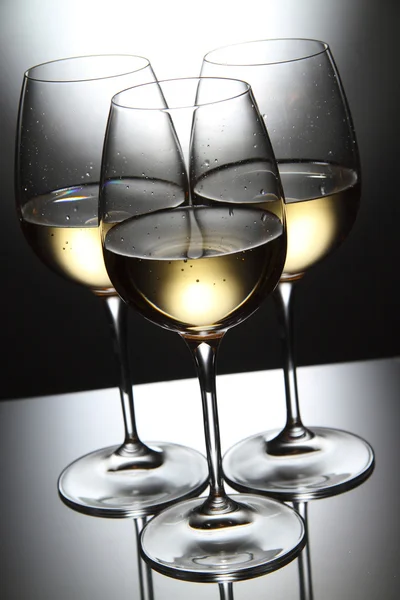 Beyaz şarap bardakları — Stok fotoğraf