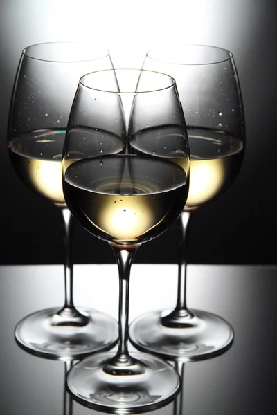 Vasos de vino blanco — Foto de Stock