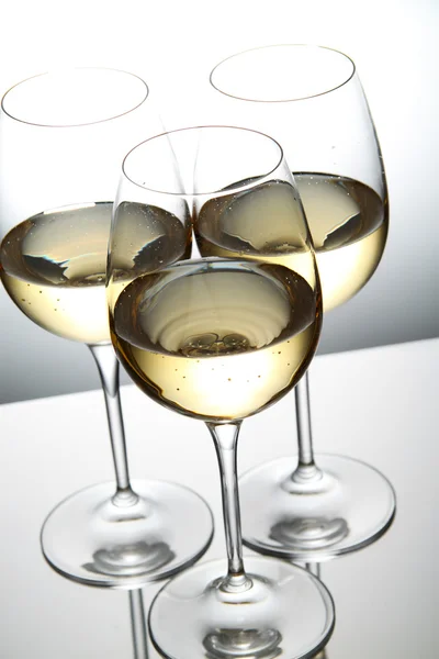 Бокалы белого вина — стоковое фото