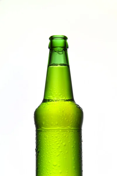 Groene bierfles geïsoleerd op wit — Stockfoto