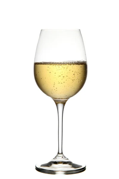 Белое вино в стакане. Изолированный на белом фоне — стоковое фото