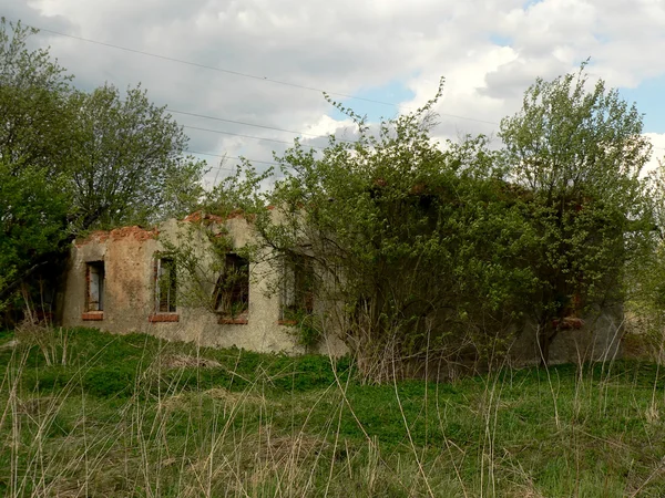 Зруйнований старий будинок — стокове фото