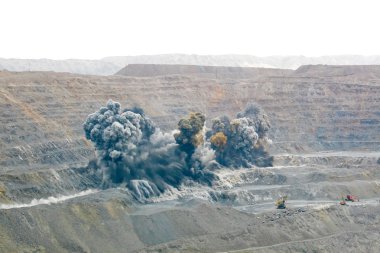 Açık maden ocağında patlama.