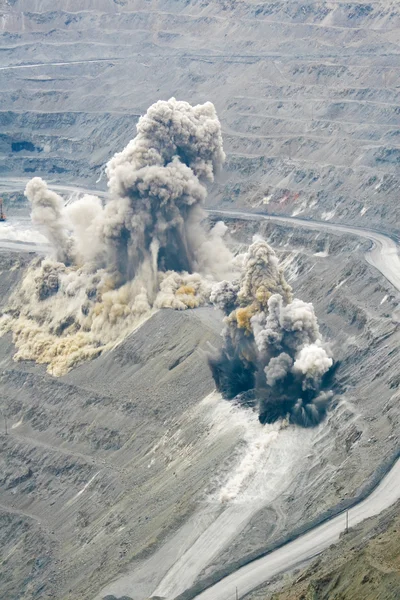 Açık maden ocağında patlama. — Stok fotoğraf