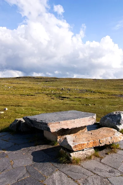 Sten stolar och bord i berg — Stockfoto