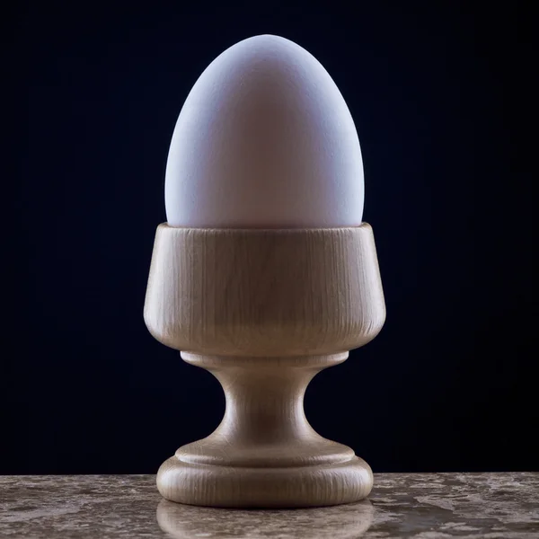 Huevo en taza de madera — Foto de Stock