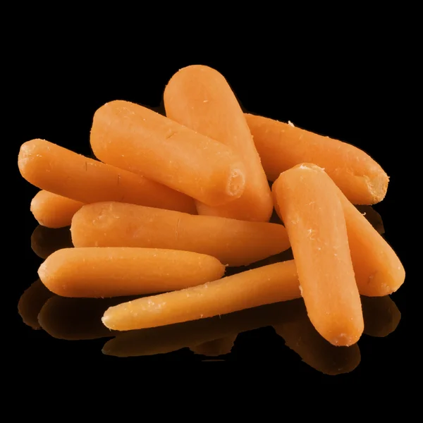 Мини-морковь изолирована на черном с refl — стоковое фото