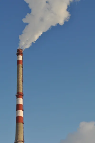 구름 위에 흡연 굴뚝 — 스톡 사진