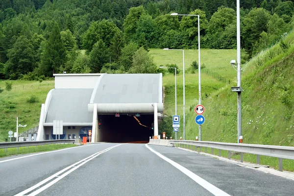 山を介して高速道路トンネルの切断 — ストック写真