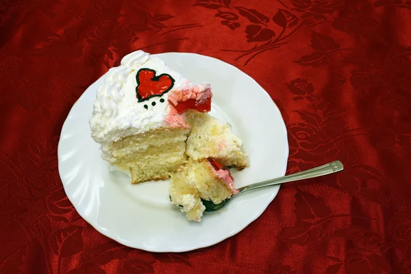 Pastel de San Valentín con jalea corazones rojos cortados — Foto de Stock