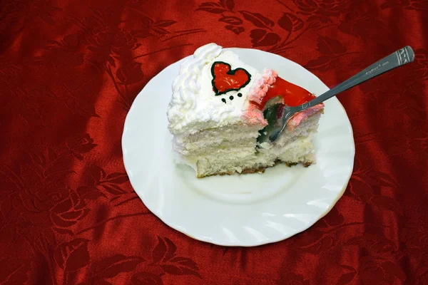 Valentinstagstorte mit geleeartigen roten Herzen geschnitten — Stockfoto