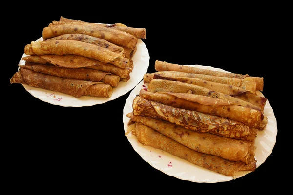Deux assiettes avec des crêpes roulées yammy avec confiture de myrtilles avec cl — Photo