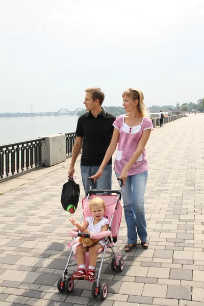 Familie wandelen op embankment Rechtenvrije Stockfoto's