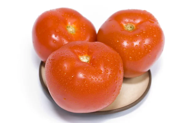 Спелые помидоры на тарелке — стоковое фото