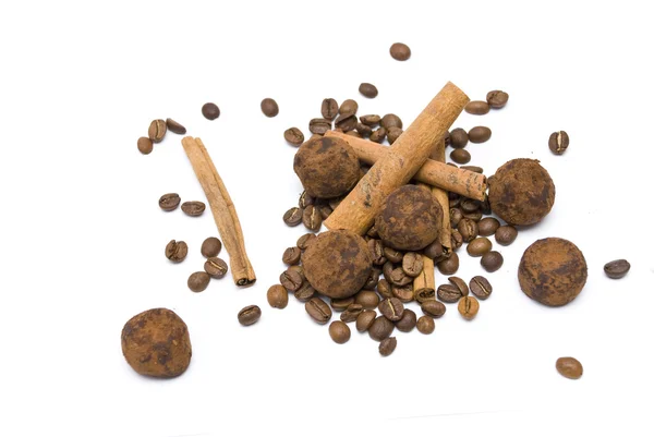 Koffiebonen en truffels — Stockfoto