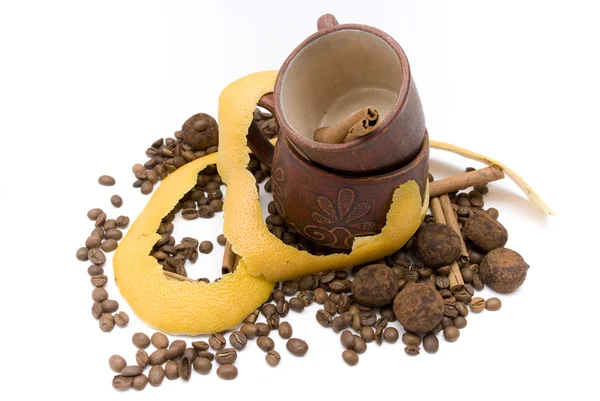 Tazas de granos de café y palitos de canela — Foto de Stock