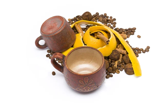 Koffie cups en schillen van citrusvruchten — Stockfoto