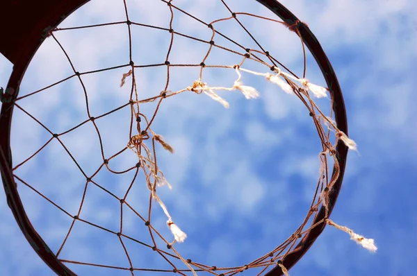 Basketbol halka gökyüzünde — Stok fotoğraf