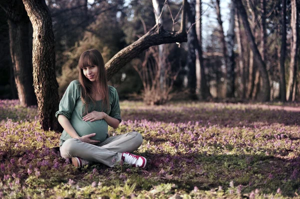 Bahar parkta hamile kadın