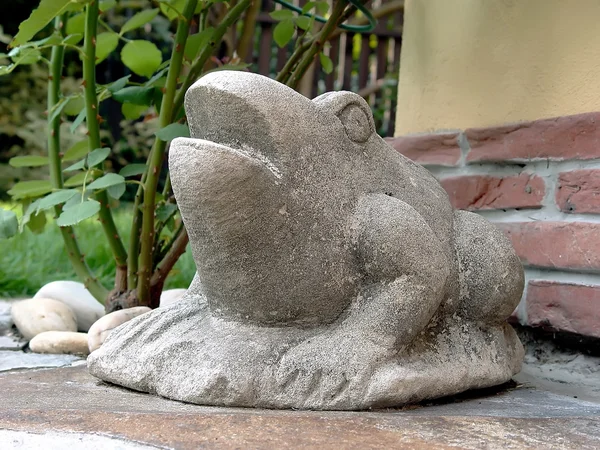 정원에 있는 바위 조각 스톡 사진