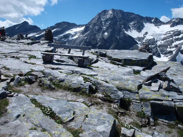 Скамейка в высоких Альпах — стоковое фото