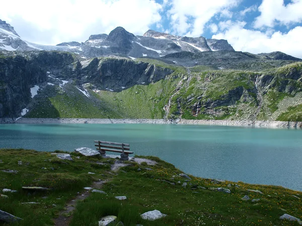 Скамейка в высоких Альпах — стоковое фото
