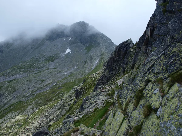 Trail berg tijdens slecht weer, in mist — Stockfoto