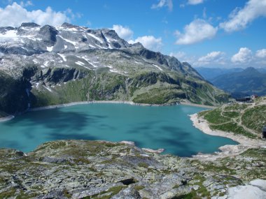 Alpler'deki dağ gölü weissee