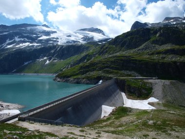 Alpler'deki dağ gölü weissee