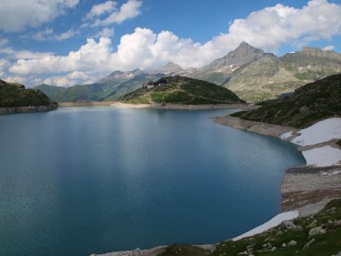 Alpler'deki dağ gölü weissee