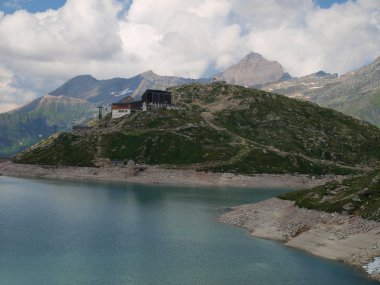 Alpler'deki dağ gölü weissee