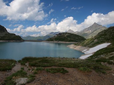 Alpler'deki dağ gölü weissee