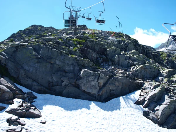 Лыжный подъемник в высоких Альпах летом — стоковое фото