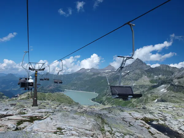 Ski stoeltjeslift in de zomer — Stockfoto