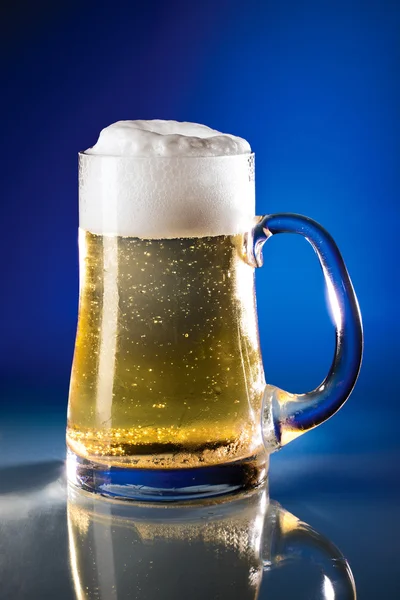 ビールの完全なマグカップ — ストック写真