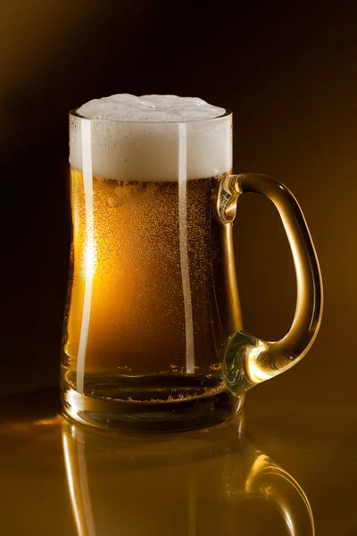 ビールの完全なマグカップ — ストック写真