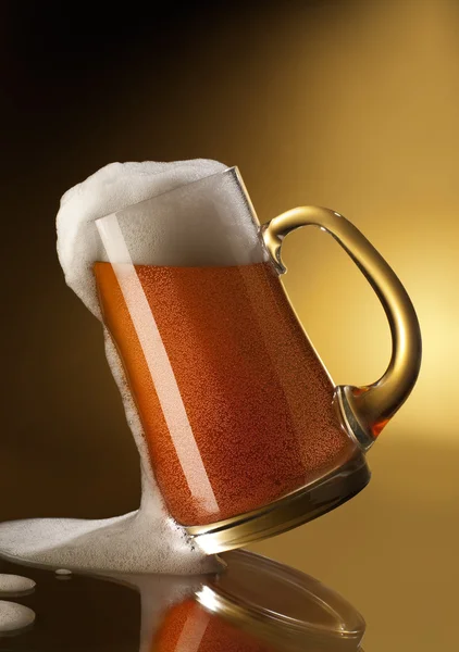 Taza llena de cerveza — Foto de Stock