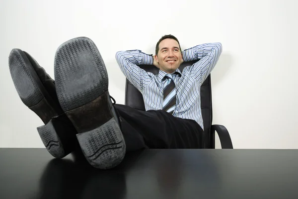 Расслабляющий бизнесмен — стоковое фото