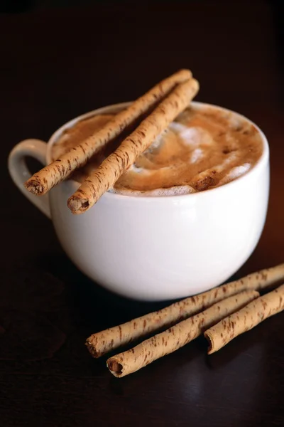 Çikolatalı çubuklarla cappuccino — Stok fotoğraf
