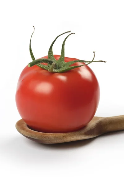 Pomidor w drewnianą łyżką — Zdjęcie stockowe