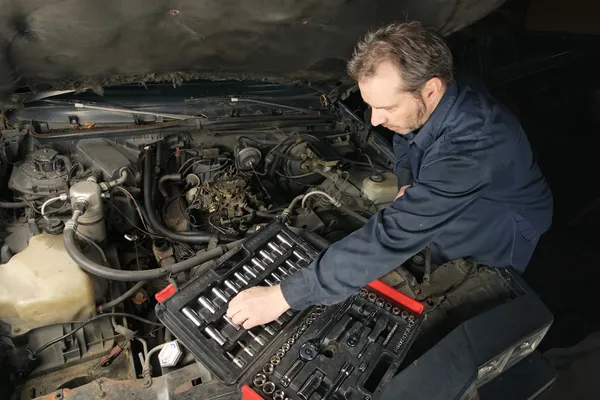 Moottorin korjaaminen — kuvapankkivalokuva