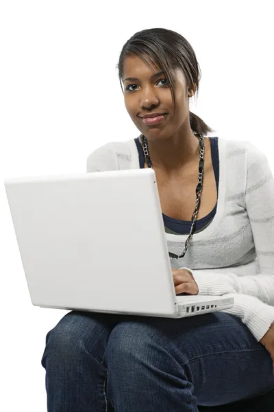 美しい女子学生のノート パソコンで — ストック写真