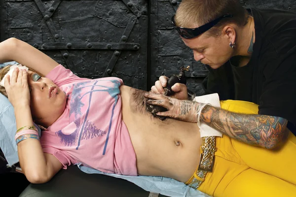 Біль татуювання — стокове фото