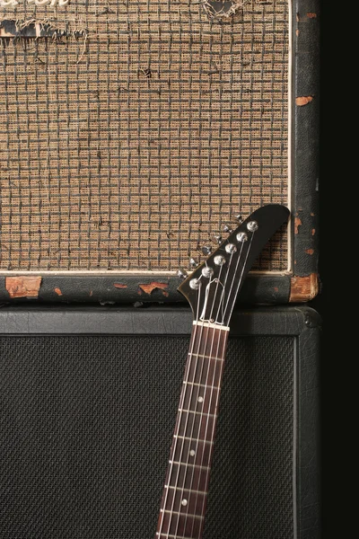 Guitarra e pilha de amplificador antigo — Fotografia de Stock