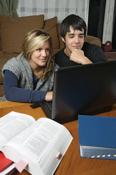 Студенты делают домашнее задание с ноутбуком — стоковое фото