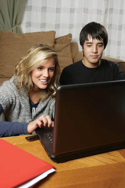 Estudiantes haciendo deberes en casa —  Fotos de Stock