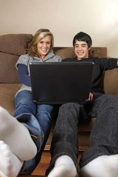 Adolescentes navegando na internet — Fotografia de Stock